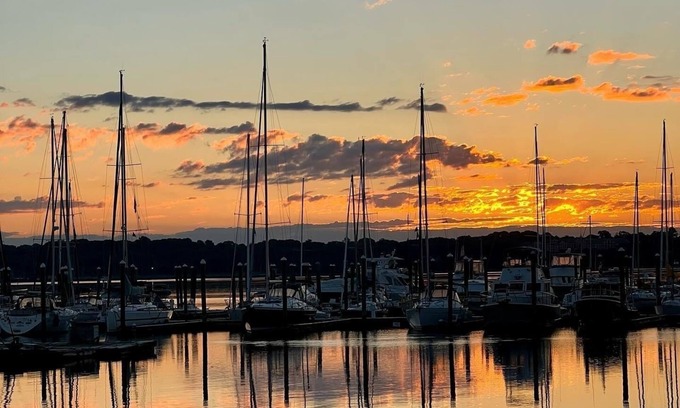 Warwick Apartamento | Nautical, romantic suite w/deck overlooking Warwick Neck Cove, pet-friendly!