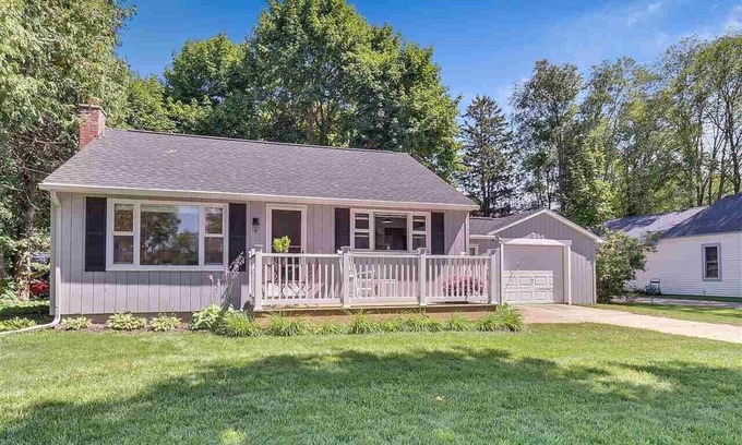 Boyne City Casa | Nautical Themed - Downtown Boyne City Getaway Close to the Lake