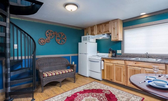Lincoln City Apartamento | Nautilus- Submarine Decor 1 Bd, Cama Queen, Chimenea, Cocina Pequeña, Escaleras de caracol