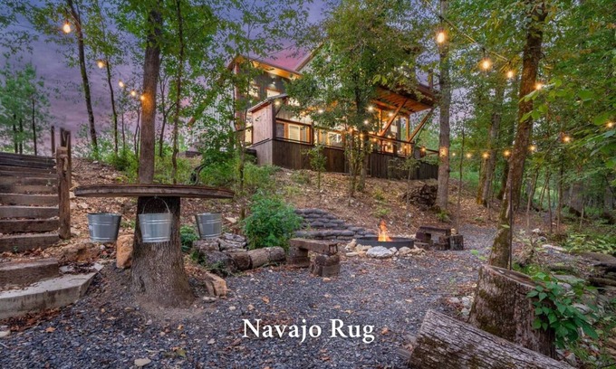 Golden Cabina | Navajo Rug-Creek/ Hot Tub/ Playground/ Firepit/ Swing Bed/ Grill/ Pet Friendly