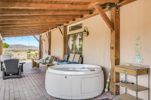 Pioneertown Casa | Navigate Stays Pioneertown Retreat w Hot Tub