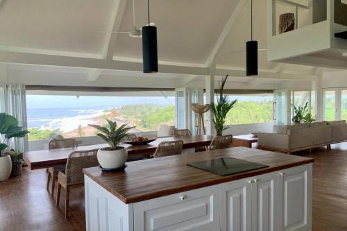 Kediri Apartamento | Nazaré - Luxury Penthouse with 270 Degree Kedungu Beach View by Triang Villas