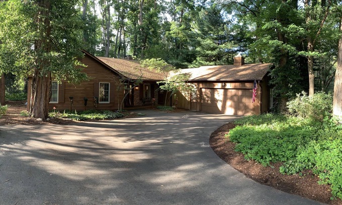 Pittsford Casa | Nazereth, Saint John Fisher and Schoen Place nearby. Week/month discounts.
