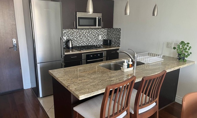 Lower Lonsdale Apartamento | Cozy 1-bedroom Furnished apartment in enchanting North Vancouver with WiFi, AC