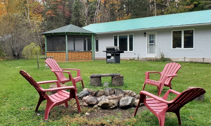 Addington Highlands Cabaña | Cozy four Season Addington Highlands cottage in 5 acres, near Bon Echo.