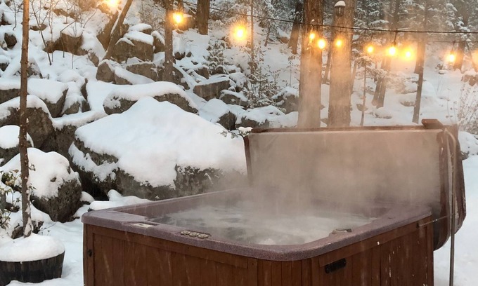 Lyons Cabina | Cozy retreat with a starlit hot tub, fire pit, fireplace & treehouse near RMNP.