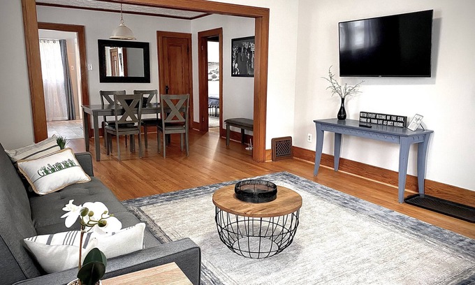 South Bend Casa | ND Irish homestead, mins away from ND Stadium, Memorial Hospital