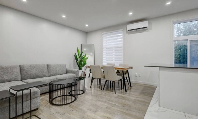 Cote-Des-Neiges—Notre-Dame-De-Grace Apartamento | NDG Loft |A Contemporary Urban Retreat