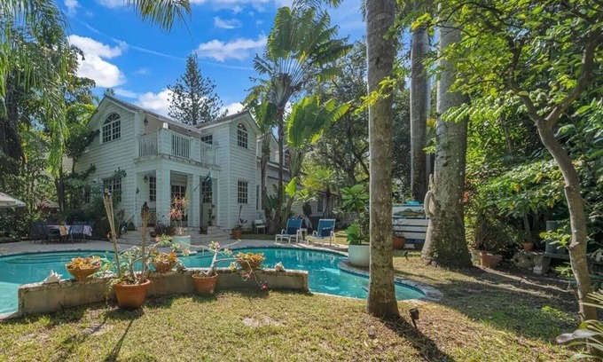 Northeast Coconut Grove Casa | NE Coconut Grove pool home, family & pet friendly, huge yard, & guest house.
