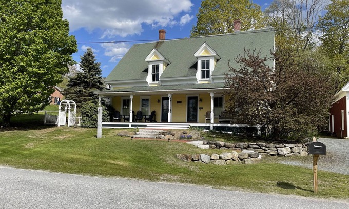 Sunapee Casa | NE Farm House w/en suite bathrooms - 4 mins from Harbor/7 mins to Mountain!