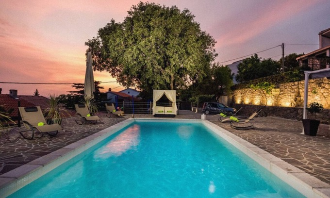 Novi Vinodolski Villa | Nueva villa para 6 personas con piscina privada y vistas al mar