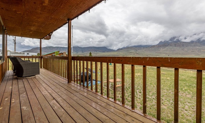 Wapiti Cabina | Neal's Guest House- pet friendly Wapiti Valley