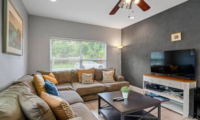 Riverside Heights Casa | Near Airport 3br w kitchen Game Room, Fenced Yard
