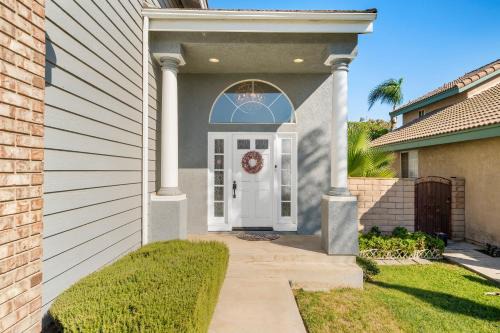 Ontario Casa | Near Airport and Outlet Mall 6 bedroom large house