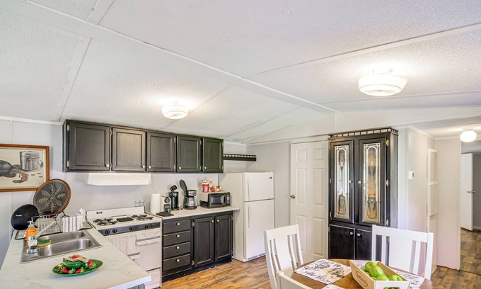 Eriline Cabaña | Near ATV & Hiking Trails: Home w/ Deck in Oneida!