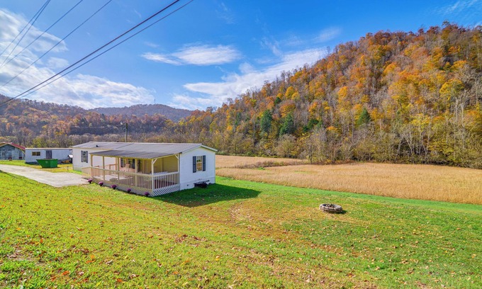 Eriline Casa | Near ATV & Hiking Trails: Home w/ Deck in Oneida!