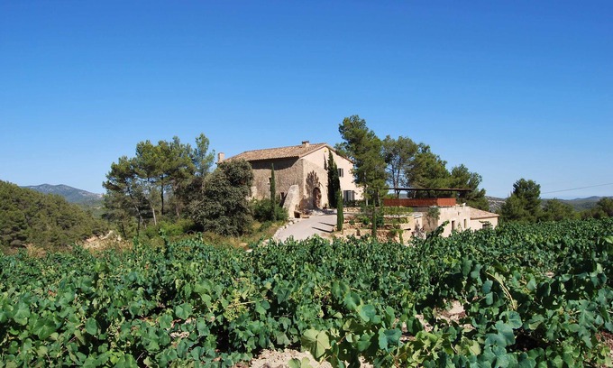 Avinyonet del Penedés Apartamento | Near Barcelona, comfortable vacation apartment in country house surrounded by vineyards