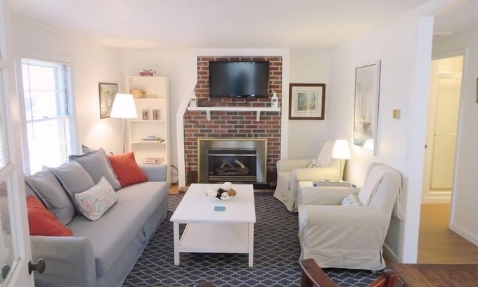 Harwich Center Casa | Whip-o-Will Woods - Se admiten mascotas, ¡todo nuevo! AC y Wifi! Ducha al aire libre también!