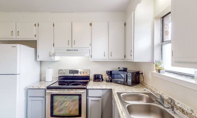 Myrtle Grove Casa | Near Beach w/ private yard & well-equipped kitchen