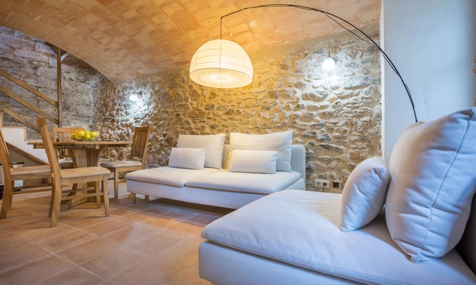 Cruilles Casa | Cerca de las playas. Casa de piedra con estilo en el pueblo medieval