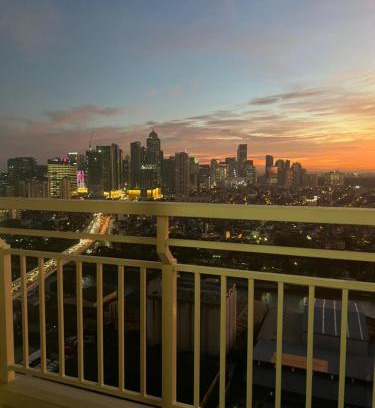 Kapitolyo Apartamento | Near Bgc Ortigas 1Br Wi-Fi Netflix balcony skyline