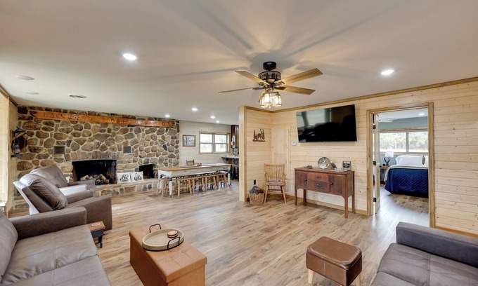 Magazine Cabina | Near Blue Mountain Lake & ATV Trails: Cabin Escape