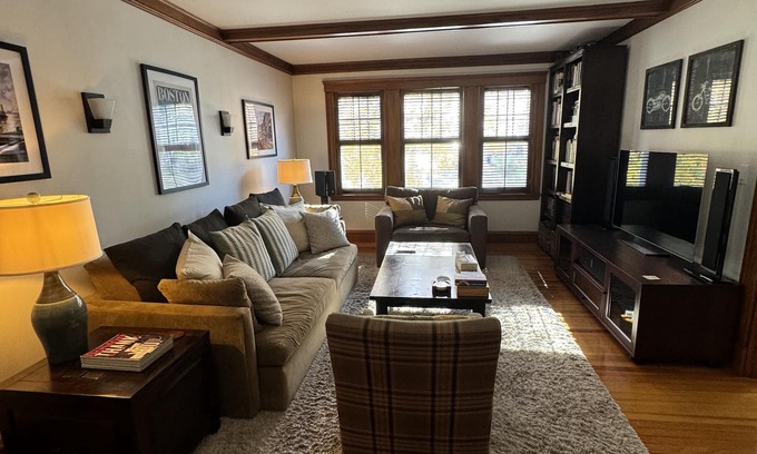 Malden Apartamento | Cerca de Boston Histórico de dos dormitorios con comodidades modernas