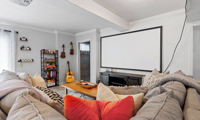 Weymouth Casa | Near Boston - Home Theater - Game room - Peloton