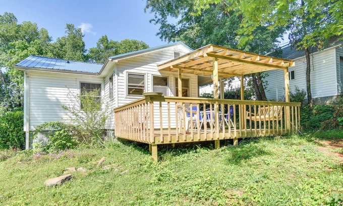 Lynn Cabaña | Near Dining: Columbus Cottage w/ Furnished Deck!