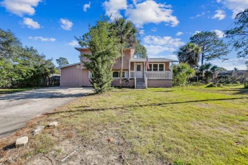 Southeast Pensacola Apartamento | Near Downtown Beach Main House - Woodland Escape