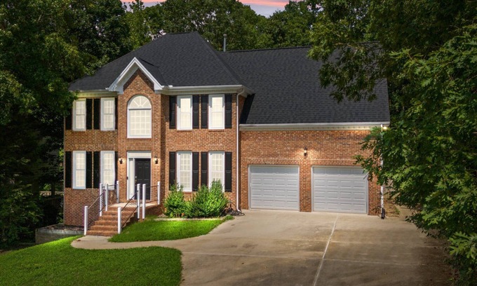 Cary Casa | Near Downtown Cary and Raleigh - 5 room King beds, walking distance to Bond Park