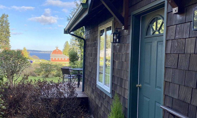 Langley Cabaña | Near Downtown Langley Shops & Restaurants! Cozy View Cottage & Pet Friendly!