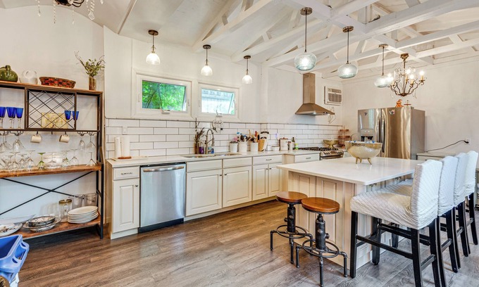 Scranton Cabaña | Walk to Nay Aug Park: Grand Group Getaway w/ Patio