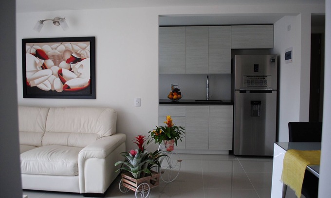 Sabaneta Apartamento | Cerca de "EL POBLADO" NUEVO APARTAMENTO DE 3 DORMITORIOS. Nuevos muebles. SAUNA.