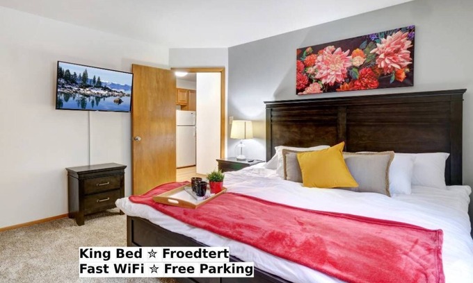 Wauwatosa Apartamento | Near Froedtert, King Bed, Fast WiFi, Underground Parking