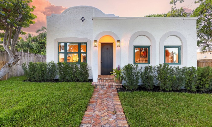 Parker Ridge Casa | Near Galleries & Shops: Spanish Revival WPB Home!