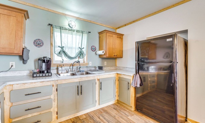 Board Camp Cabina | Near Hiking & ATV Trails: Spacious Cabin in Mena!