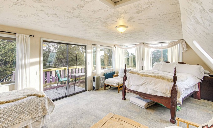 Baca Grande Apartamento | Near Hiking: Tranquil Crestone Studio w/ Deck!