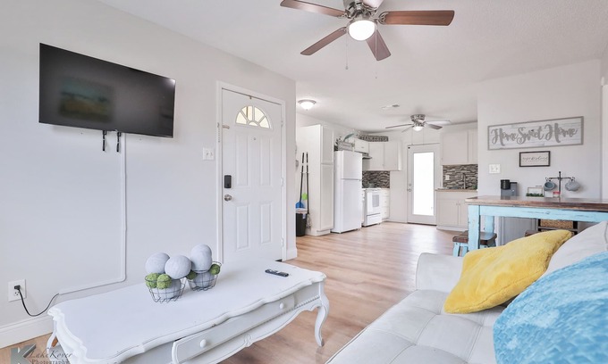 Abilene Casa | Near HSU, ACU & Hendrick ~ Clean ~ Charming Cottage ~ New Discounts ~ Dogs