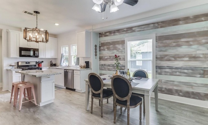 Gulfport Casa | Near Island View Casino, the Gulfport Aquarium, Restaurants, Beaches, and the Beautiful Jones Park!