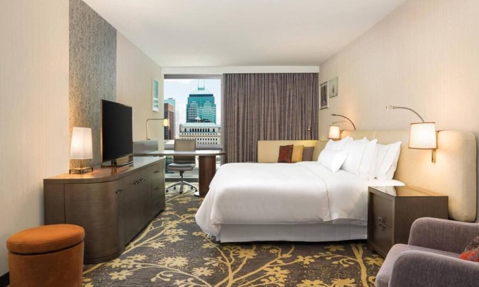 Downtown Cleveland Hotel | Near Lakefront & Downtown Attractions, Fitness Center, Bar