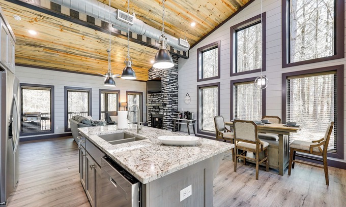 Broken Bow Cabaña | Near New Casino: Broken Bow Cabin w/ Hot Tub