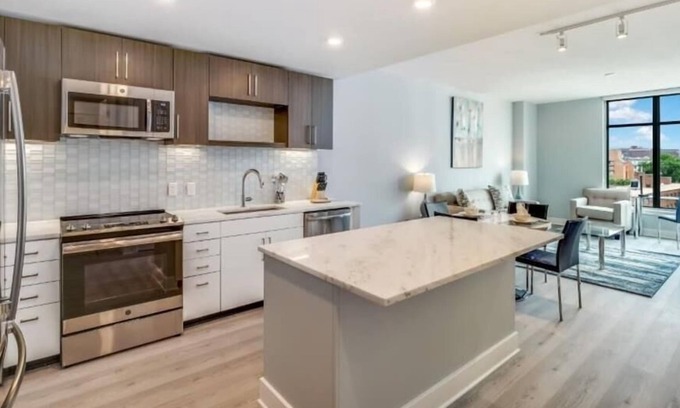 Woodmont Triangle Apartamento | Near NIH, Metro & Shops! Spa + Terrace | Near DC | by GLS