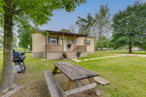 Winnie Casa | Near Parks and Lakes Pet-Friendly Winnie Cottage