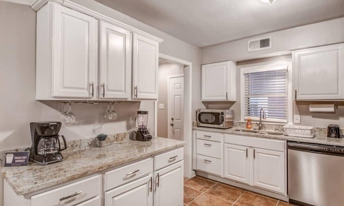 Memphis Casa | Near Parks, Zoo, & Downtown! Colonial Acres Abode