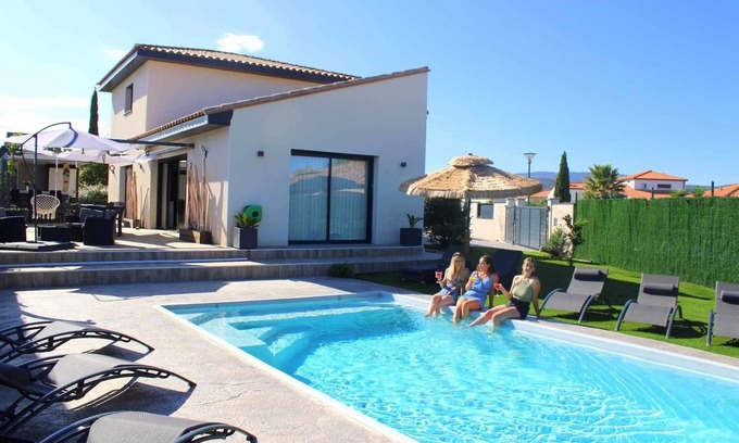 Millas Villa | Millas Chalet climatizado con piscina, cocina de verano, entre el mar/ montañas