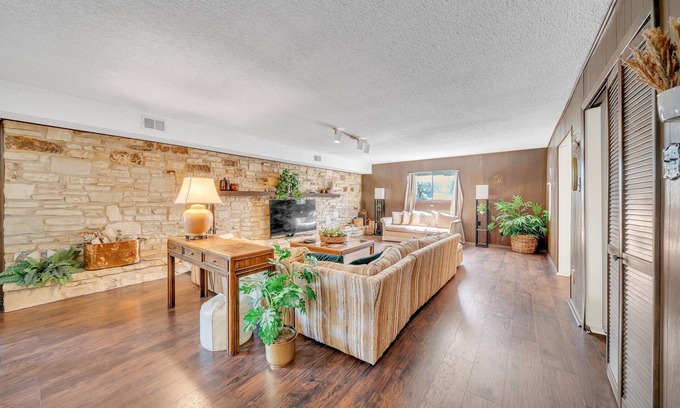 Universal City Casa | Near Randolph AFB | Pool | Grill | Sleeps 16