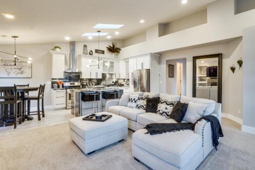 Golden Casa | Near Red Rocks Golden Getaway with Deck!