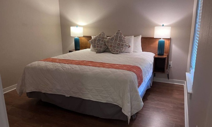 Kerrville Cabina | Near River Deluxe King Suite Cabin w/Carport #4