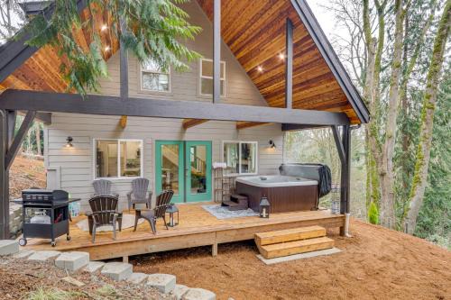 Longview Heights Casa | Near Rivers and Boating Home with Hot Tub in Longview
